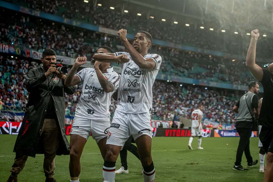 Iury Castilho provoca a torcida do Bahia com gesto de pescaria após título baiano  Foto: Victor Ferreira / EC Vitória