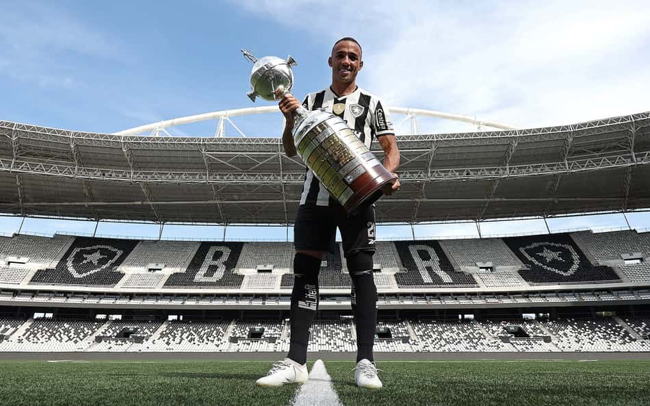 Botafogo anuncia o retorno do lateral-esquerdo Marçal
