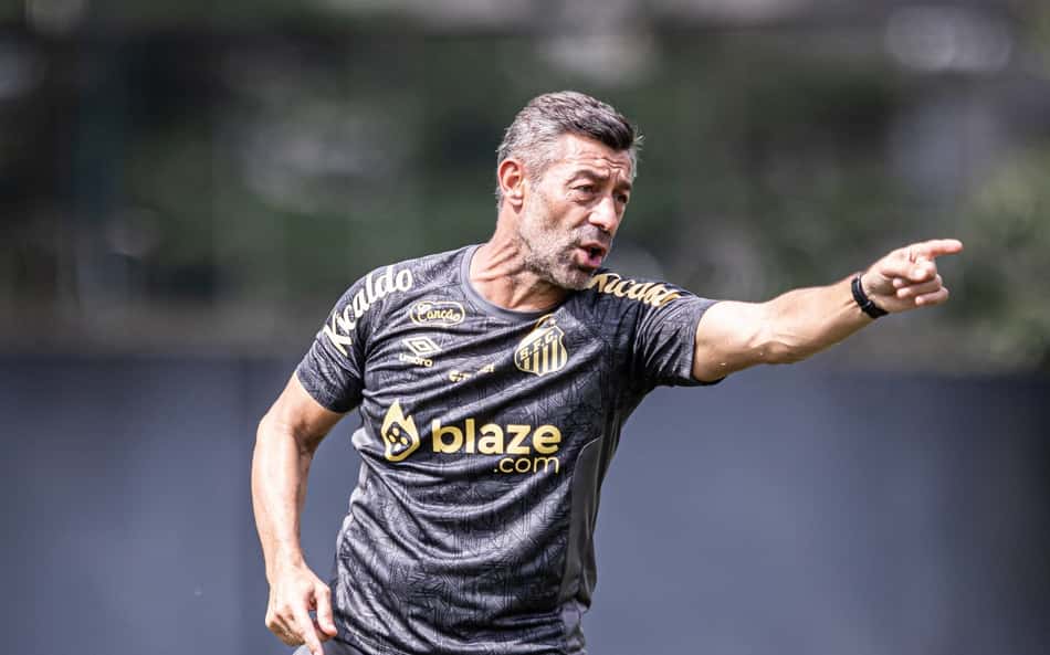 De olho no Bahia, Caixinha comanda treino tático no CT Rei Pelé