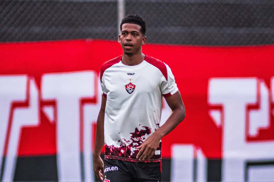 Carlinhos em campo com a camisa do Vitória Foto: Victor Ferreira / EC Vitória