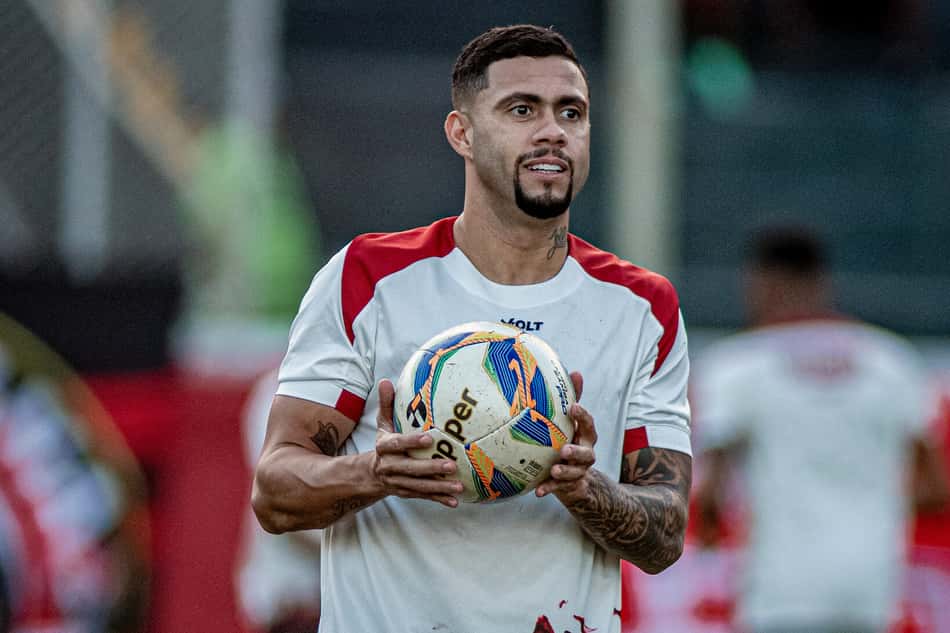Thaciano aquece antes de partida do Vitória contra o Atlético de Alagoinhas  Foto: Victor Ferreira / EC Vitória