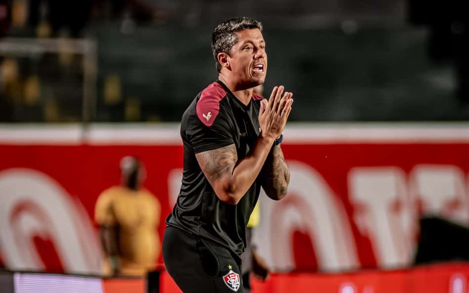 Carpini valoriza empate do Vitória após vaias e atualiza situação de Kayzer