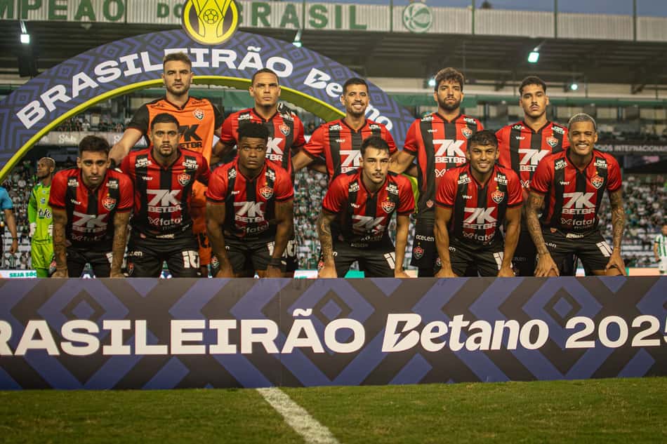 Elenco do Vitória reunido antes do jogo contra o Juventude Foto: Victor Ferreira / EC Vitória