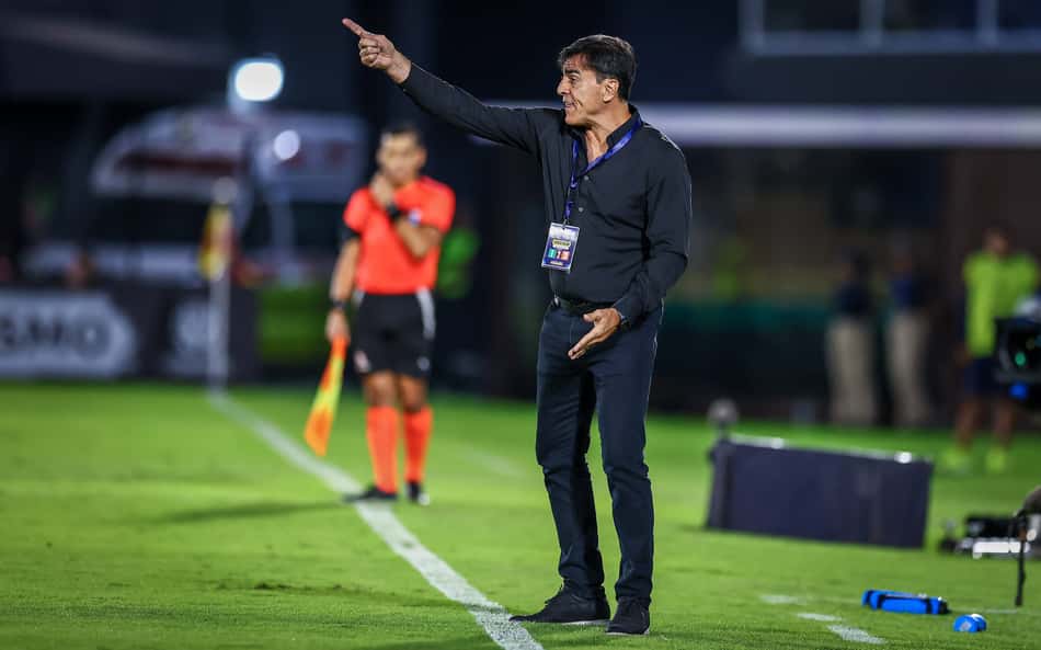 Quinteros vê Grêmio inconstante, mas avalia como 'positiva' estreia na Sul-Americana