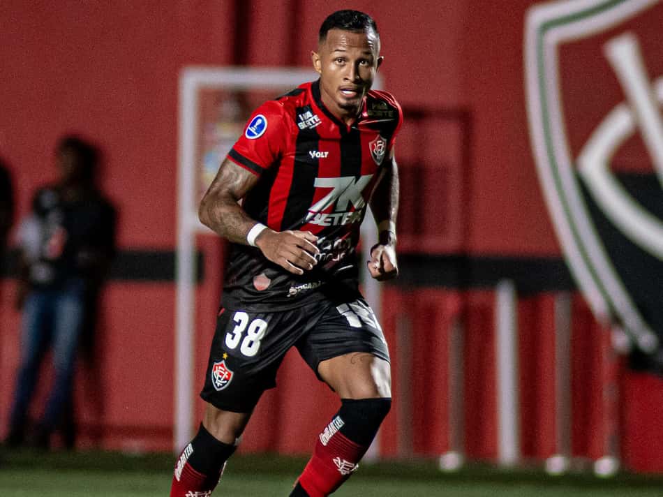 Léo Pereira em ação contra a Universidad Católica  Foto: Victor Ferreira / EC Vitória