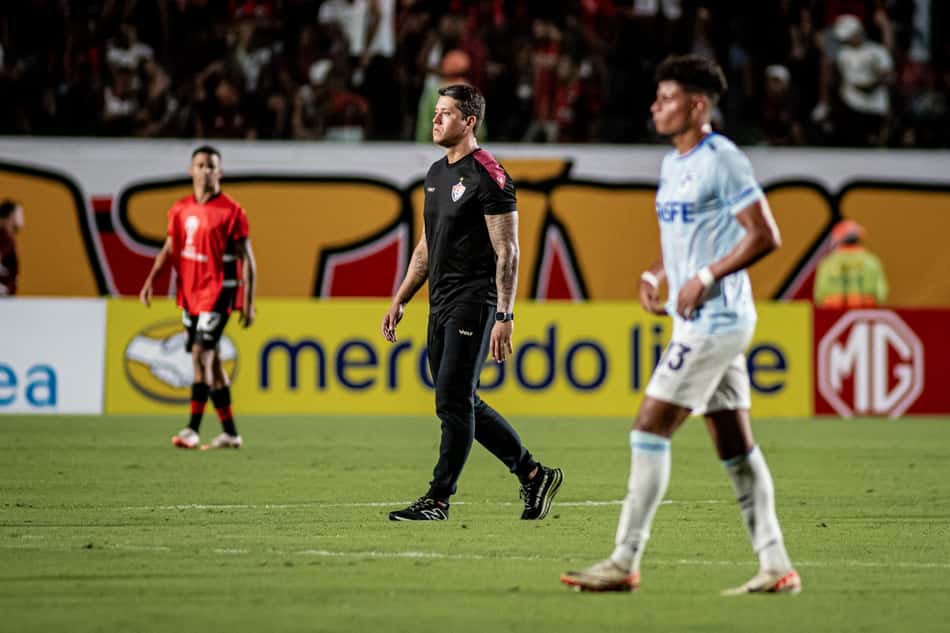 Thiago Carpini comanda o Vitória no Barradão Foto: Victor Ferreira / EC Vitória