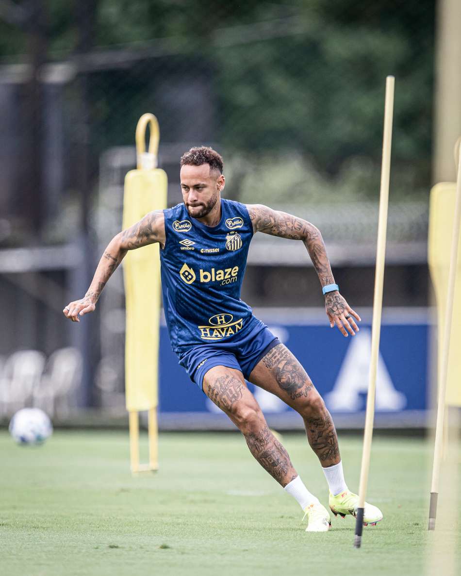 Neymar ajuda na integração dos Meninos da Vila no elenco do profissional do Santos. (Foto: Raul Baretta/ Santos FC)