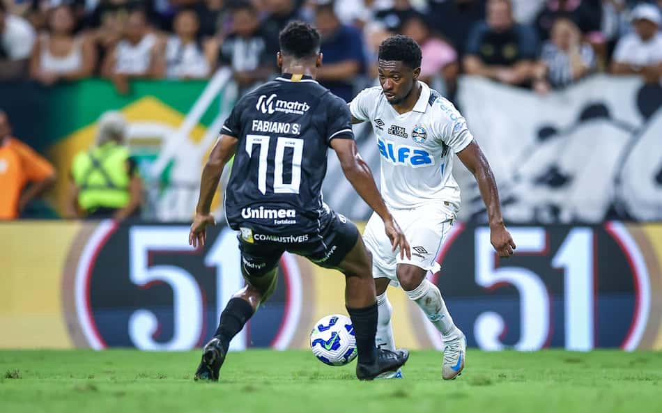 Após pancada na cabeça, Amuzu será desfalque do Grêmio em partida da Sul-Americana