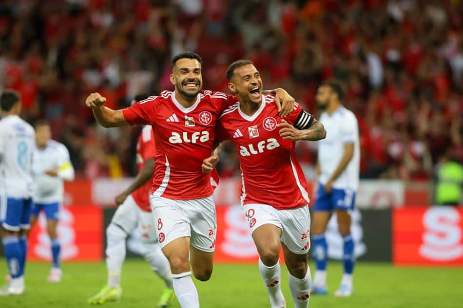 Meia Alan Patrick, do Internacional, marca contra o Cruzeiro (Foto: Divulgação/Internacional)