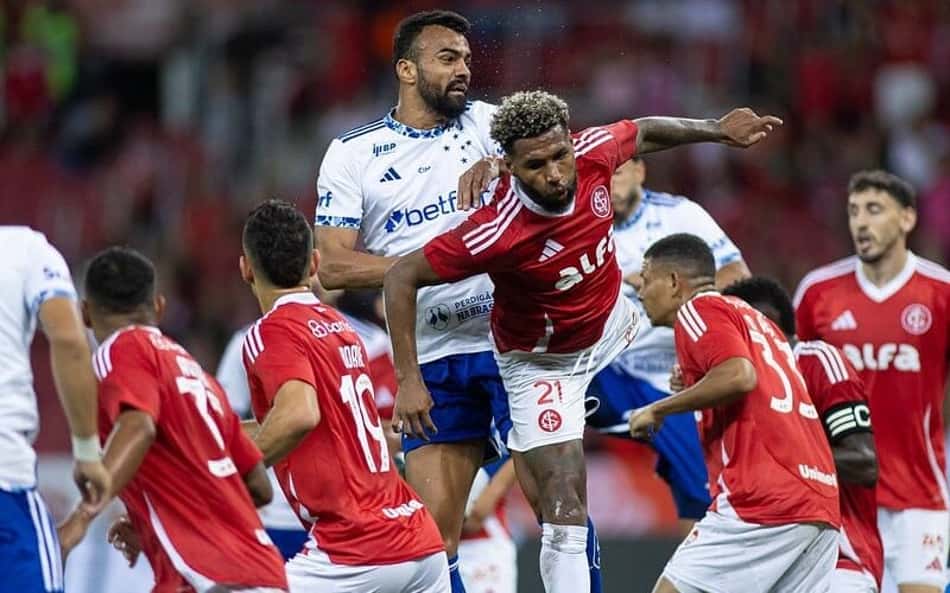 Cruzeiro protesta contra arbitragem em derrota para o Internacional