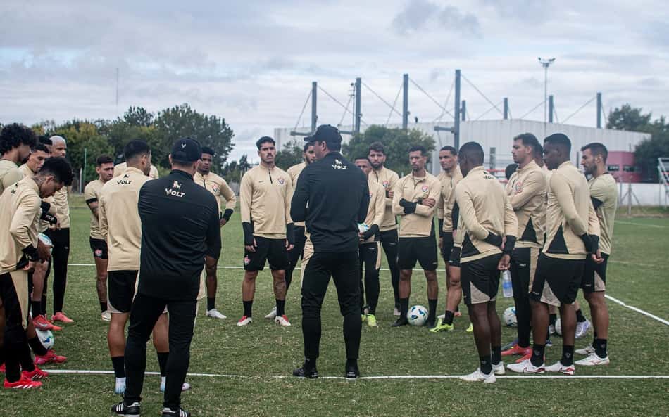 Vitória prioriza atacantes e tem saídas na janela de transferências nacional