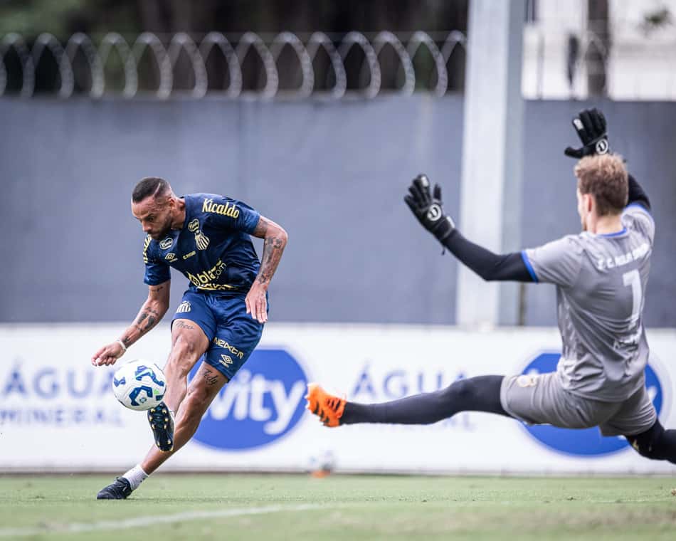 Guilherme marcou dois gols na vitória do Santos sobre o Água Santa em jogo-treino no CT Rei Pelé. (Foto: Raul Baretta/ Santos FC)