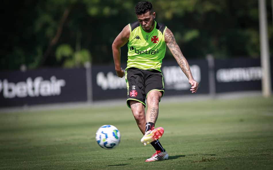 Vasco x Sport: Adson e Coutinho treinam e devem ser relacionados