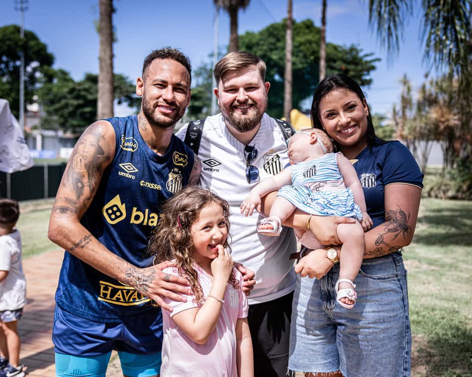 Torcedor ilustre da Noruega visita CT Rei Pelé com a família e tira foto com o elendo. (Foto: Raul Baretta/ Santos FC.)