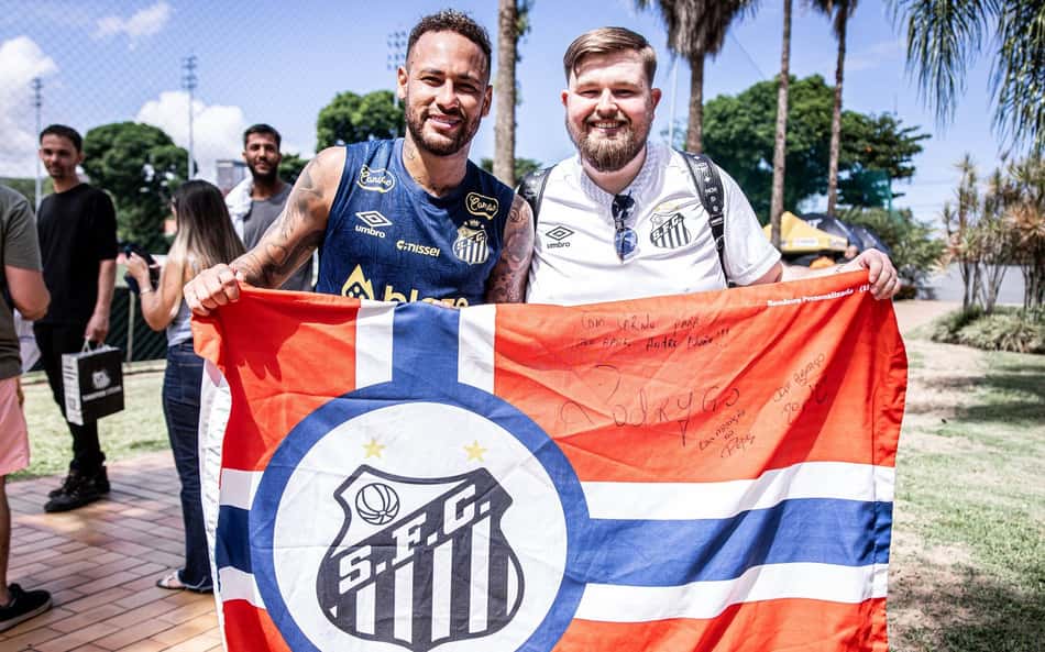 Torcedor norueguês fanático pelo Santos visita elenco no CT Rei Pelé