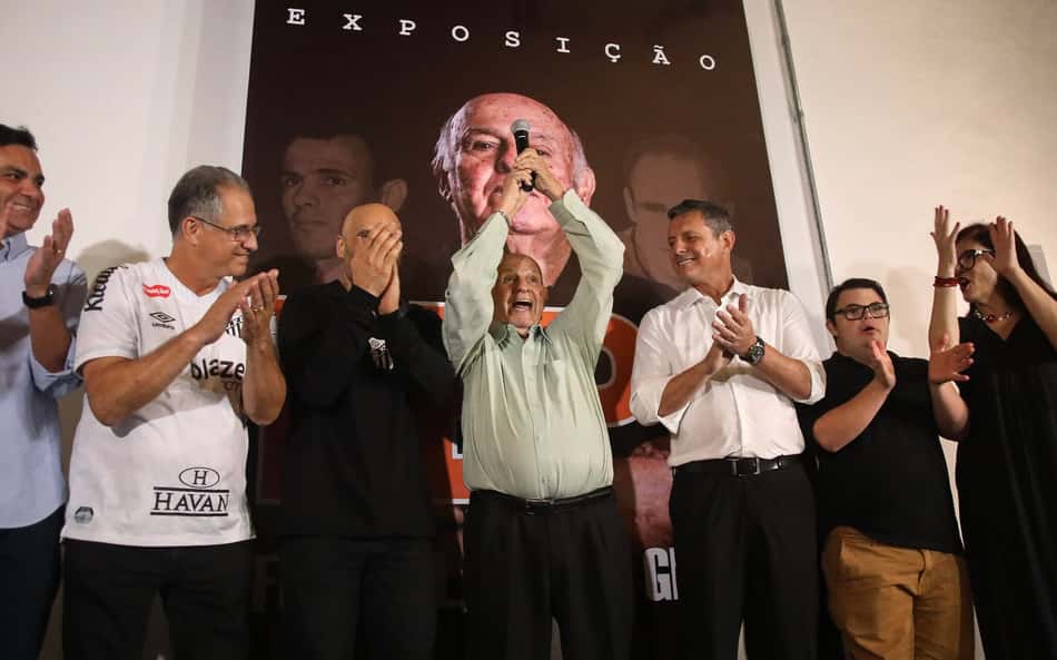 Pepe ganha exposição em Santos com recado de Gianni Infantino e presença de Edinho, filho do Rei