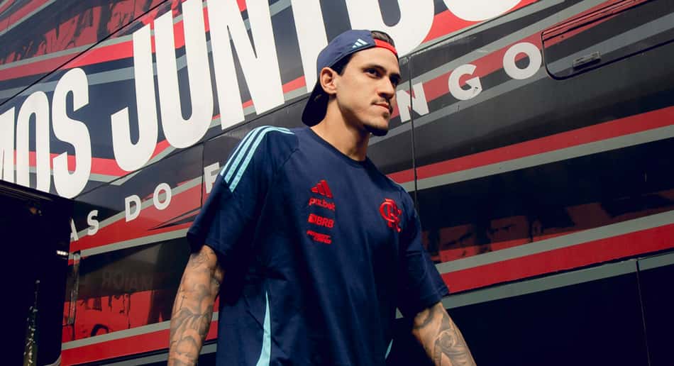 Pedro durante embarque do Flamengo (Foto: Adriano Fontes/Flamengo)