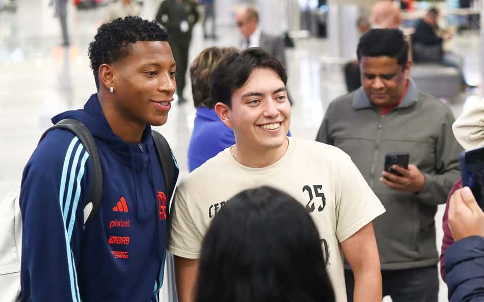 Flamengo chega em Quito para jogo da Libertadores; Plata recebe carinho de torcida local