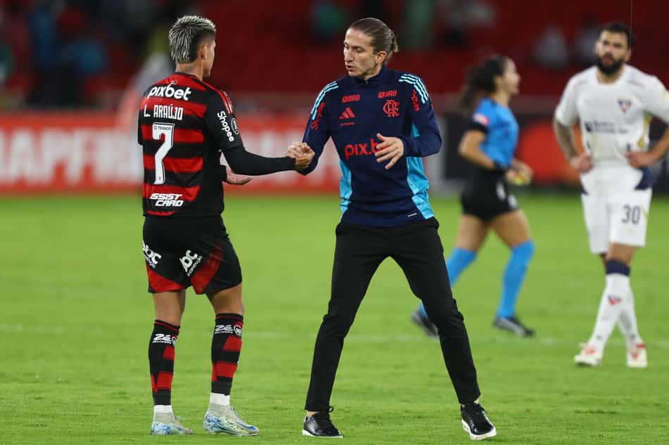 Filipe Luís com Luiz Araújo (Foto: Gilvan de Souza/Flamengo)