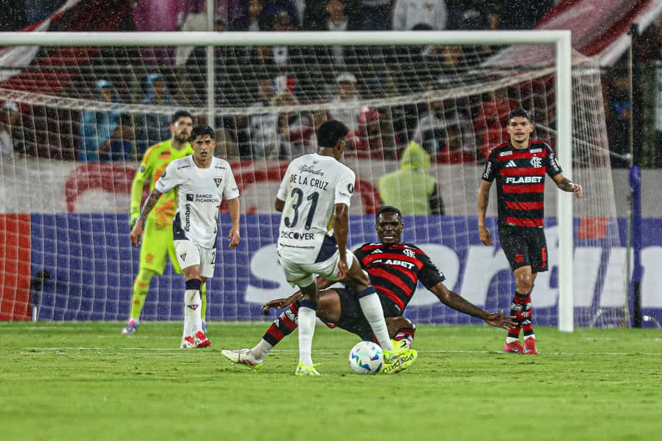 Lance do empate entre LDU e Flamengo pela Libertadores (Foto: Gilvan de Souza/Flamengo)