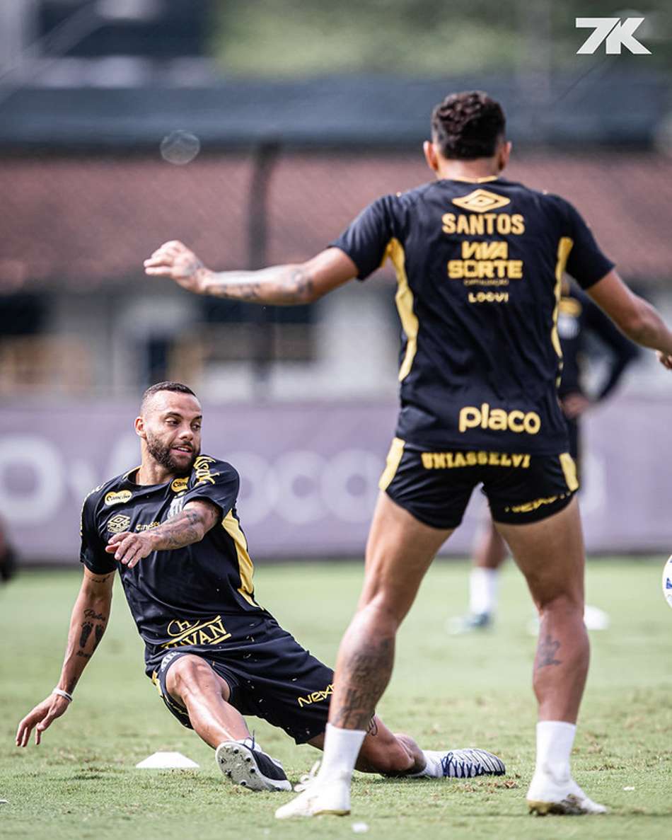 Guilherme durante treinamento no CT Rei Pelé visando o duelo do Santos contra o Red Bull Bragantino. (Foto: Raul Baretta)