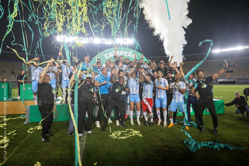 Time do Paysandu comemora título da Copa Verde contra o Goiás Foto: Time do Paysandu antes de jogo contra o CRB pela Série B Foto: Jorge Luís Totti/Paysandu