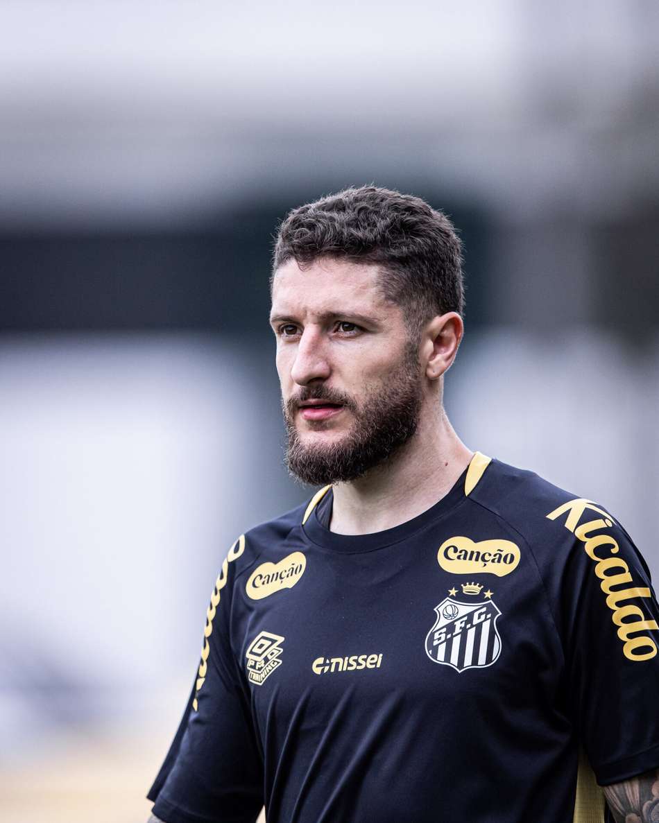 Zé Rafael segue em transição após ter se recuperado de uma cirurgia na coluna. Reforço está próximo da estreia. (Foto: Raul Baretta/ Santos FC)