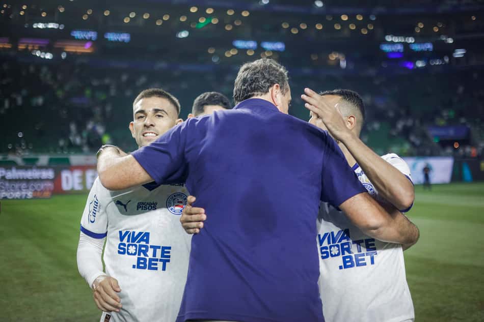 Rogério Ceni abraça elenco após vitória contra o Palmeiras  Foto: Rafael Rodrigues / EC Bahia