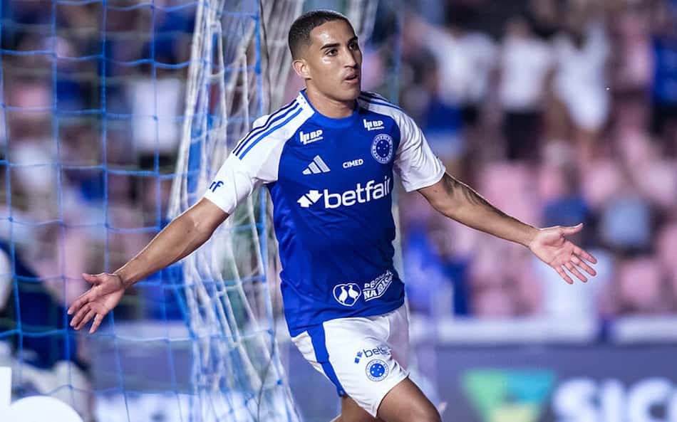Volante Christian comemora primeiro gol pelo Cruzeiro