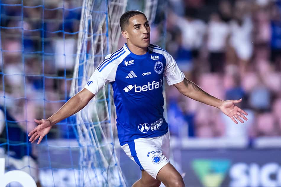Volante Christian comemora gol pelo Cruzeiro contra o Vasco
