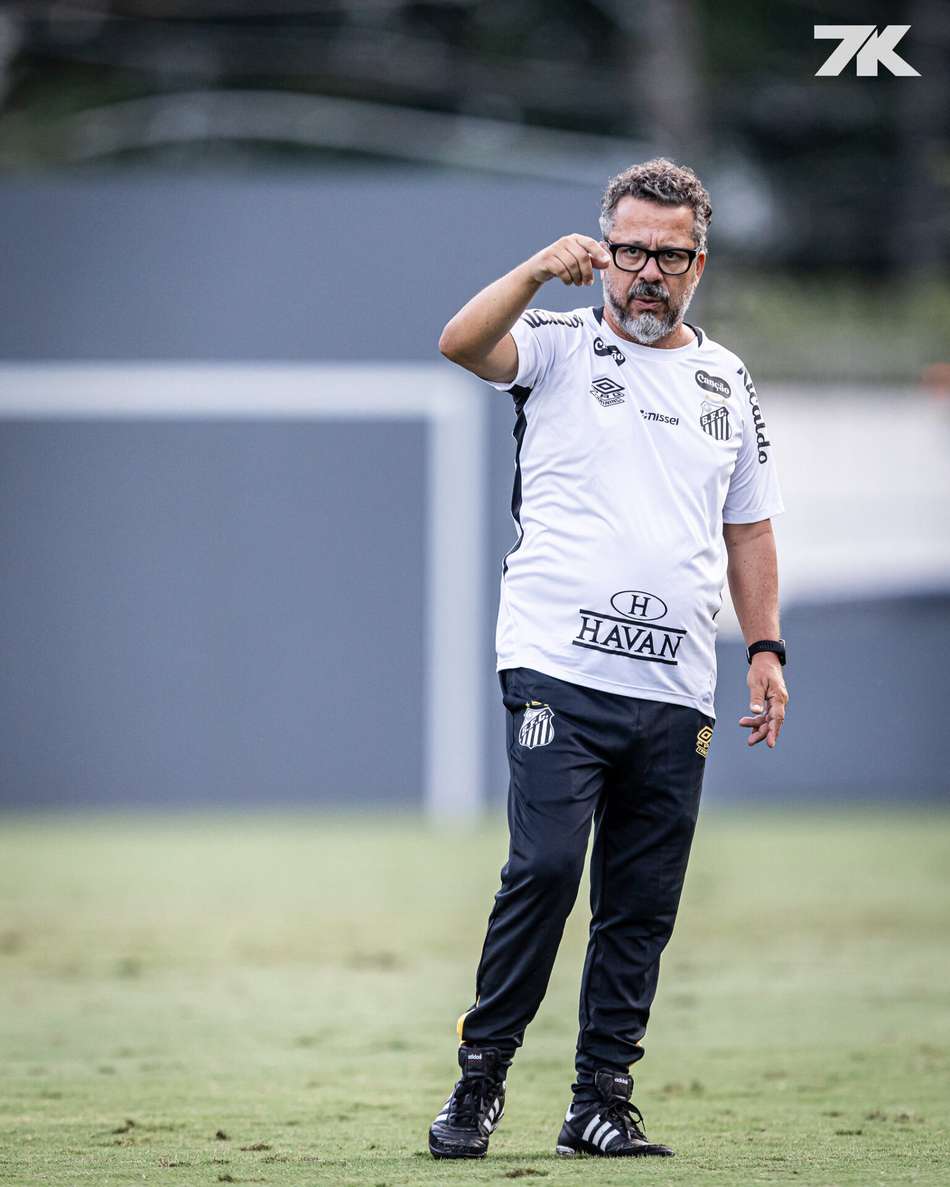 Cléber Xavier comanda treino CT Rei Pelé