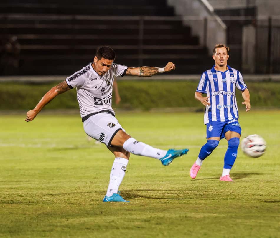 ABC x CSA, no Frasqueirão, pelo Brasileirão C. (foto: Alexandre Lago/AGIF)