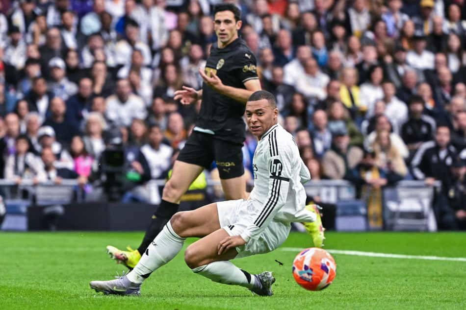 Mbappé em ação em Real Madrid x Valencia (Foto: Javier Soriano / AFP)