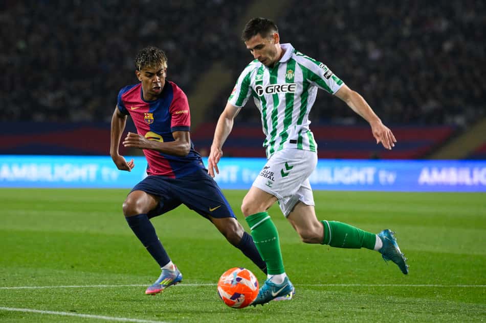 Lamine Yamal em ação durante jogo entre Barcelona e Real Betis no Campeonato Espanhol (Foto: Josep LAGO / AFP)