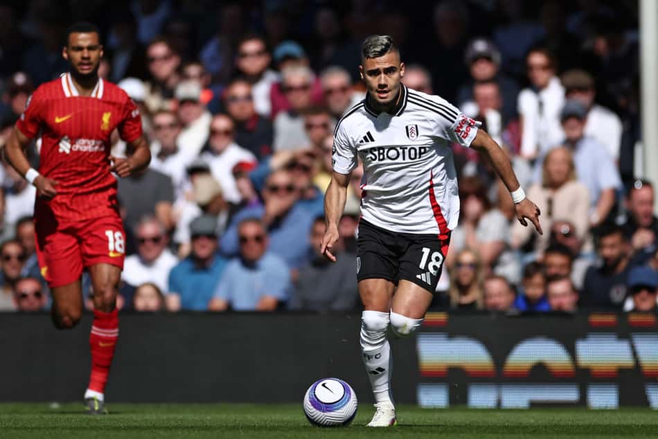 Com gol de Rodrigo Muniz, o Fulham triunfou sobre o Liverpool na 31ª rodada da Premier League (Foto: HENRY NICHOLLS / AFP)