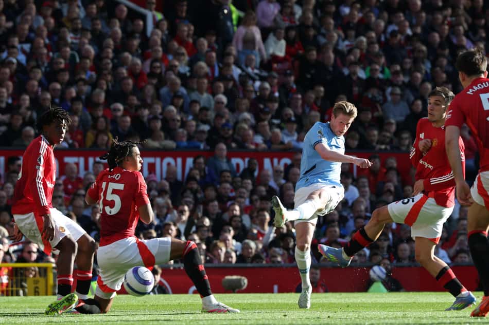 De Bruyne emação em United x City, em Manchester