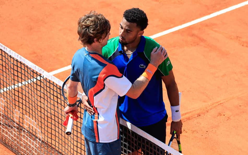 Em Monte Carlo, Arthur Fils vence duelo de vítimas de João Fonseca