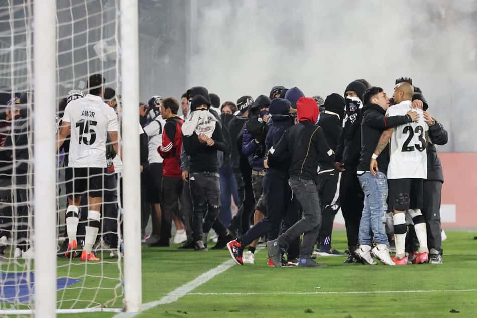 Partida entre Colo-Colo e Fortaleza foi interrompida após invasão de torcedores (Foto: Javier Torres/AFP)
