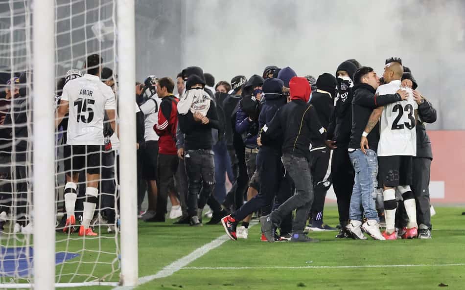 Torcedores protestam, invadem gramado, e Colo-Colo x Fortaleza é cancelado