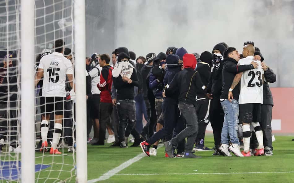 Federação chilena bane torcedores do Colo-Colo por invasão no jogo contra o Fortaleza