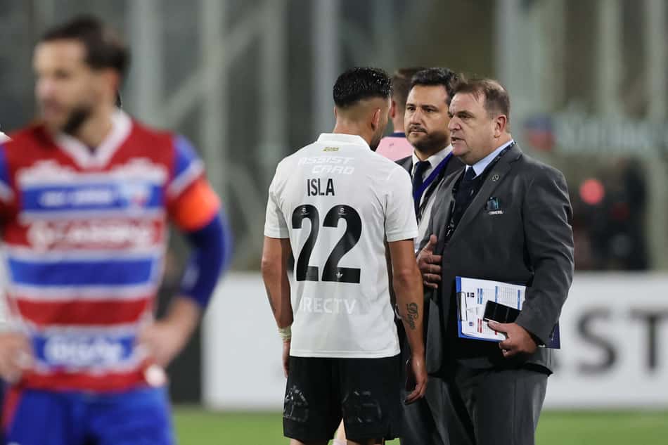 Partida entre Colo-Colo e Fortaleza foi interrompida após invasão de torcedores (Foto: Javier Torres/AFP)