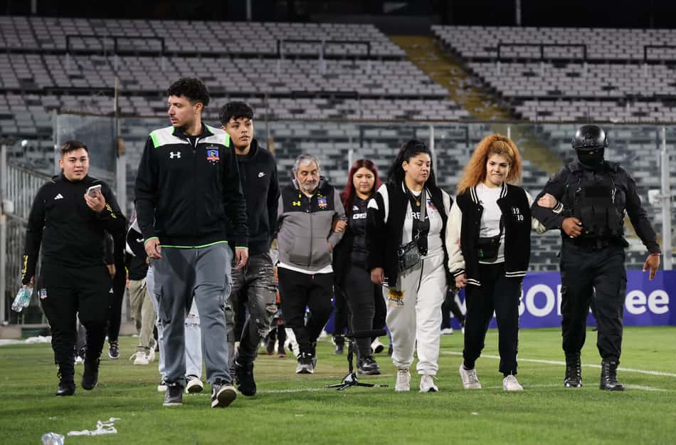 Partida entre Colo-Colo e Fortaleza foi interrompida após invasão de torcedores (Foto: Javier Torres/AFP)