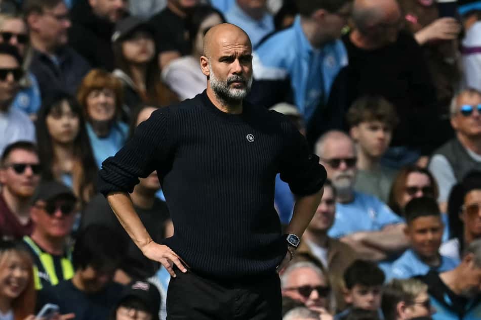 Guardiola com cara fechada observa City x Palace