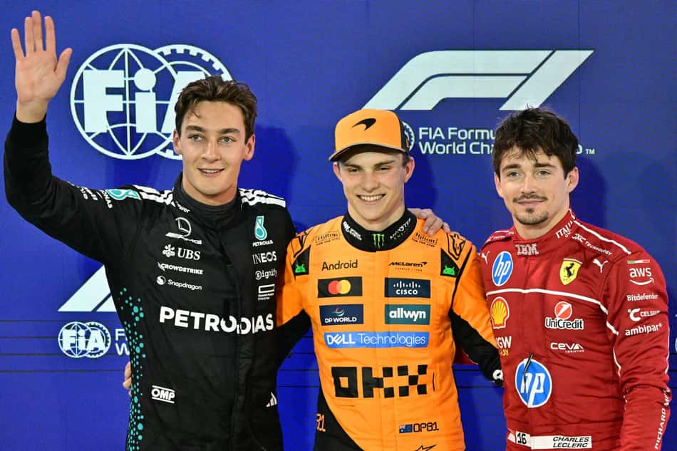 Da dir. para esq.: George Russell, Oscar Piastri e Charles Leclerc; eles são os três primeiros do Bahrein (Foto: Giuseppe Cacace / AFP)