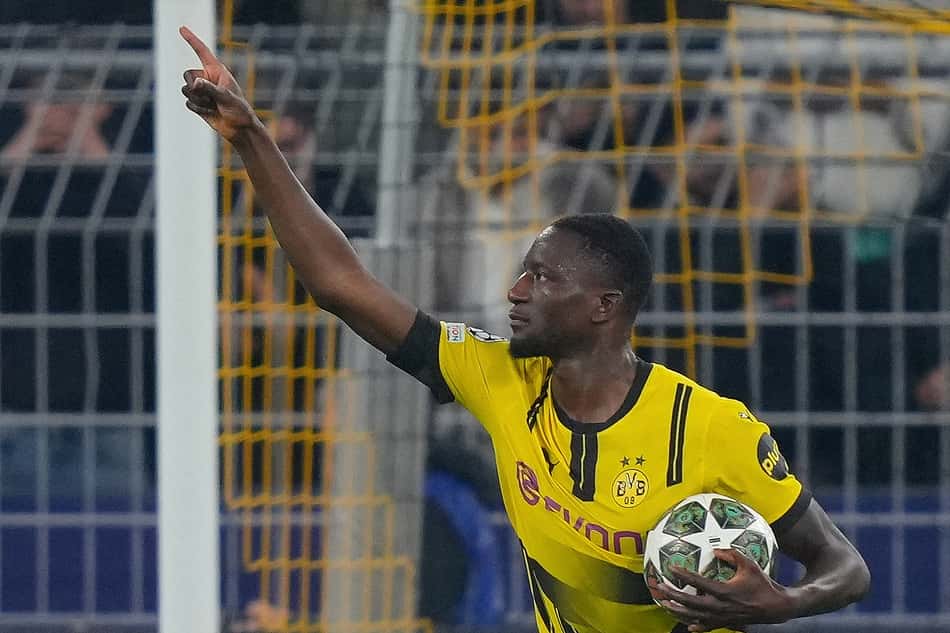 Guirassy comemora gol do Borussia sobre o Barcelona