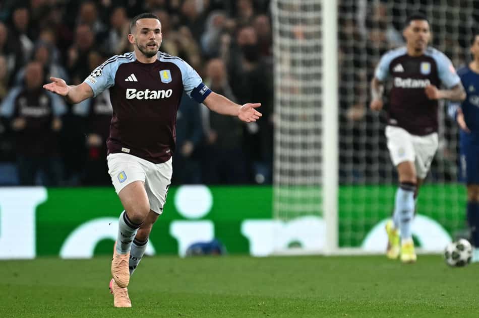 McGinn comemora gol do Aston Villa contra o PSG