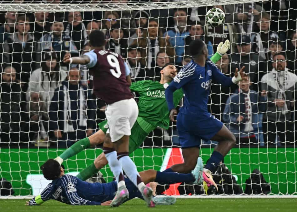 Donnarumma faz defesa difícil em Aston Villa x PSG (Foto: Paul Ellis / AFP)