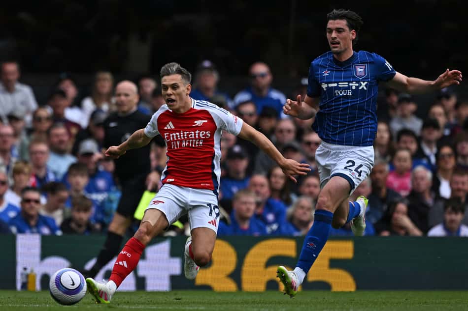 Trossard chuta a bola em Ipswich x Arsenal