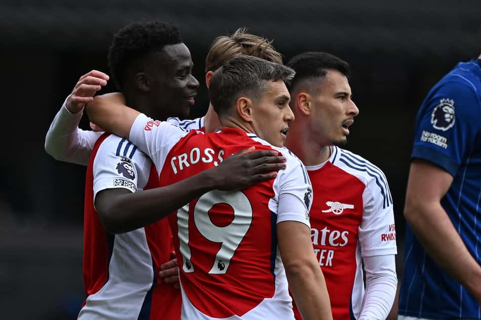 Trossard, Saka e Martinelli comemoram gol do Arsenal sobre o Ipswich