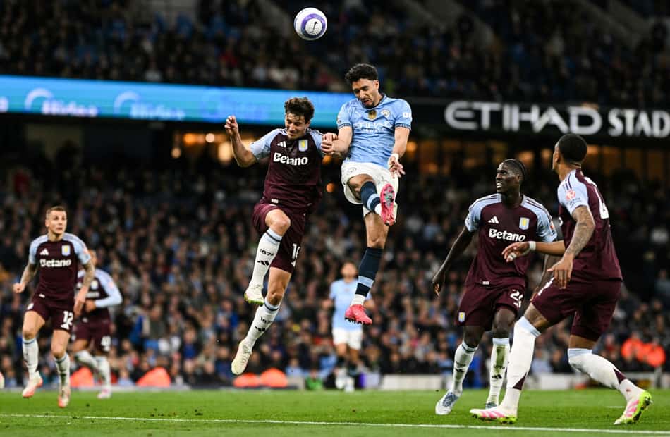 Marmoush e Pau Torres disputam bola em City x Aston Villa